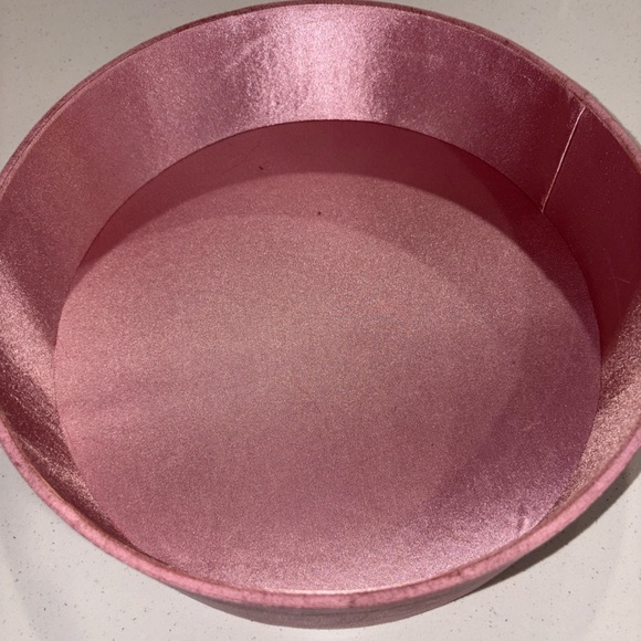 Liz Claiborne Fragrance Realities classic style round empty pink fabric Gift Box - Picture 3 of 5